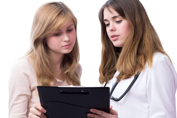 Doctor talking to a patient and prescribes treatment — Stock Photo, Image