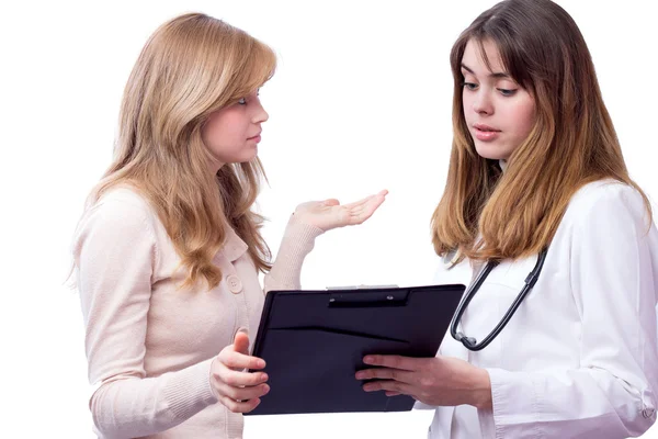 Médico falando com um paciente e prescreve tratamento — Fotografia de Stock