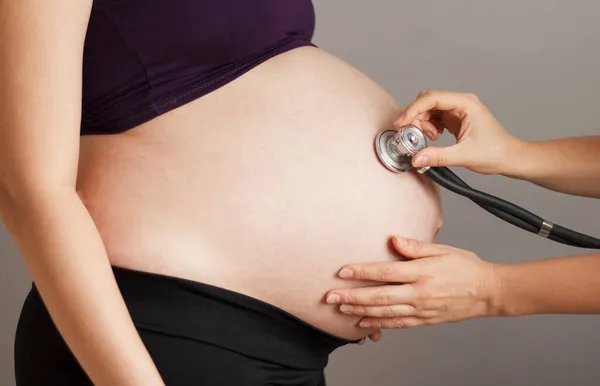 Μια Απομονωμένη Φωτογραφία Μιας Εγκύου Που Εξετάζεται Από Γιατρό Έγκυο — Φωτογραφία Αρχείου