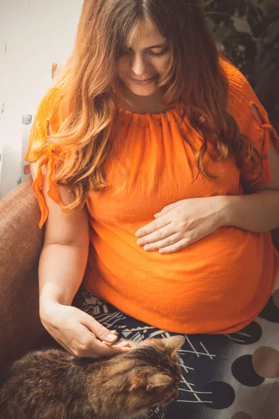 Ευτυχισμένη Κοκκινομάλλα Έγκυος Γυναίκα Παίζει Κατοικίδιο Ζώο Γάτα Της Κάθεται — Φωτογραφία Αρχείου