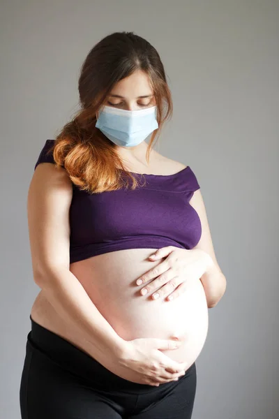 Έγκυος Γυναίκα Προστατευτική Ιατρική Μάσκα Απομονωμένο Γκρίζο Φόντο Έννοια Υγιής — Φωτογραφία Αρχείου