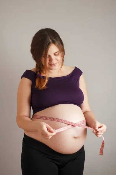 Hermosa Mujer Embarazada Pelirroja Uso Cinta Métrica Vientre Grande Sobre —  Fotos de Stock