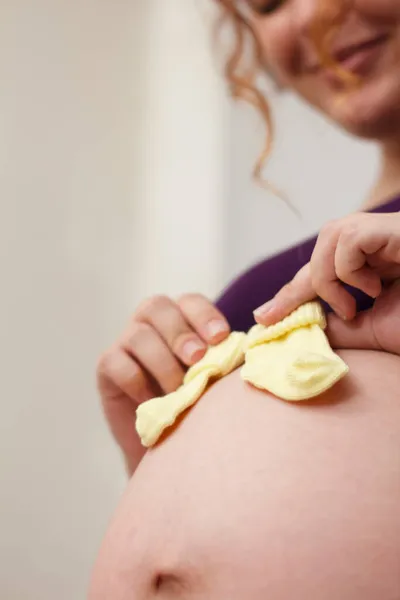 Jovem Bela Mãe Expectante Coloca Meias Criança Pequena Sua Barriga — Fotografia de Stock