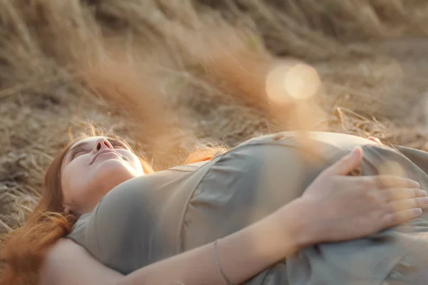 Молодая Рыжая Счастливая Женщина Лежит Пшеничном Поле Летом Закате Трогая — стоковое фото