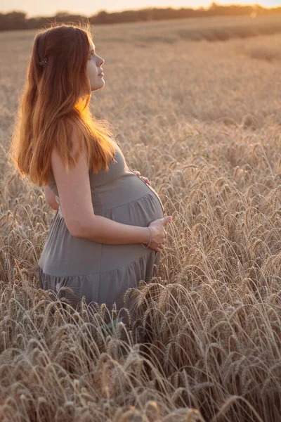 Беременная Счастливая Рыжеволосая Женщина Трогающая Свой Живот Будущая Молодая Мама — стоковое фото