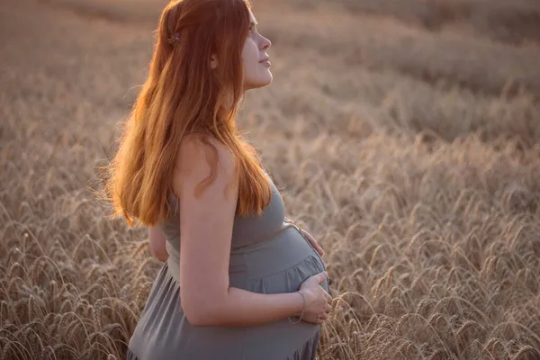 Embarazada Mujer Pelirroja Feliz Tocando Vientre Futura Madre Joven Caminando — Foto de Stock