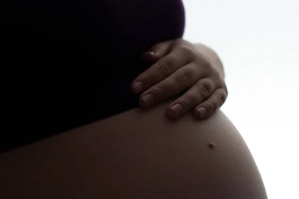 Silueta Del Vientre Mujer Embarazada Con Las Manos Tocándolo Sobre — Foto de Stock