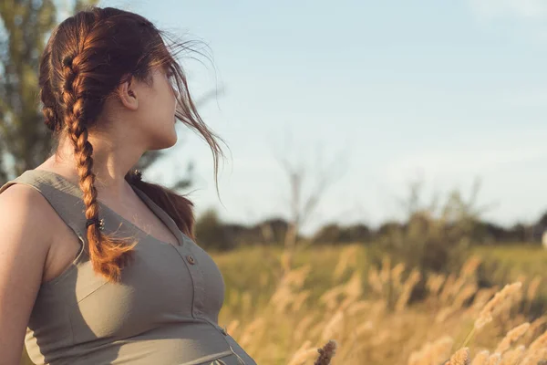 Молодая Красивая Беременная Женщина Смотрит Вперед Надеждой Поле Отдых Летней — стоковое фото