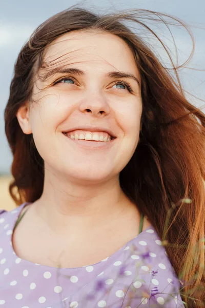 Portrait Visage Une Jeune Mère Aux Cheveux Roux Heureux Marchant — Photo