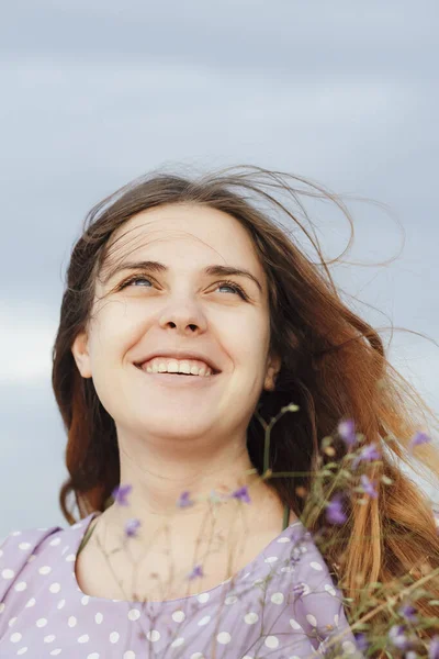 幸せな赤髪の若い母親の顔の肖像画は 芝生の上で自然の中で野生の花の花束で歩く — ストック写真