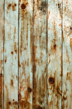 Yağmurdan parlak su damlaları, ıslak ahşap kalaslar, üst manzara.