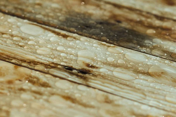 Hintergrund Aus Lackiertem Gebranntem Holz Mit Glänzenden Wassertropfen Aus Dem — Stockfoto