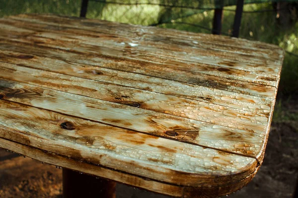 Tisch Garten Regengetränkt Hintergrund Aus Lackiertem Verbranntem Holz Mit Wassertropfen — Stockfoto