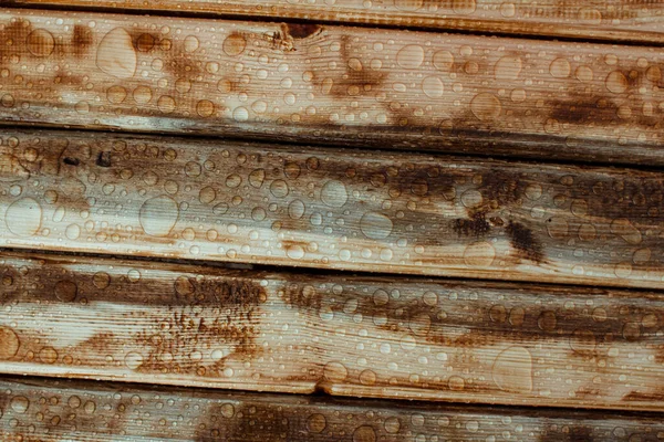 Tło Lakierowanej Konsystencji Spalonego Drewna Błyszczącymi Kroplami Wody Deszczu Mokre — Zdjęcie stockowe