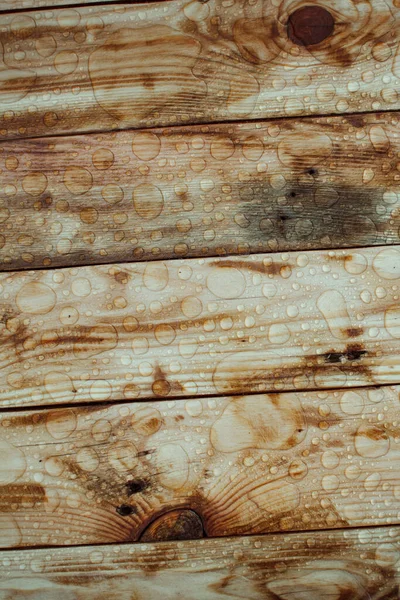 雨や湿った木の板トップビューからの光沢のある水滴と漆塗りの木の質感の背景 — ストック写真