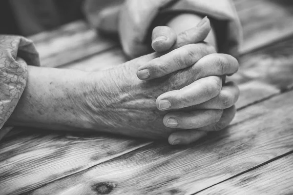 折り畳まれた手を持つ高齢女性 老人の手を閉じて 人生の概念 — ストック写真