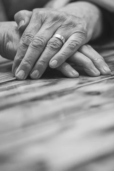 Oudere Vrouw Met Gevouwen Handen Handen Van Een Oude Vrouw — Stockfoto