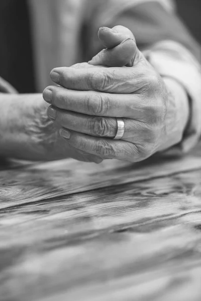 Oudere Vrouw Met Gevouwen Handen Handen Van Een Oude Vrouw — Stockfoto