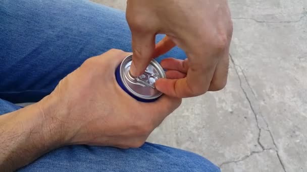 Uomo Tiene Una Lattina Alluminio Con Drink Apre Con Altra — Video Stock