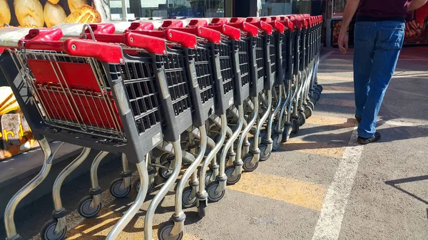 Yrevan, Ermenistan-10 Nisan 2021: Süpermarketten bir sıra büyük alışveriş arabaları. Satın alma ve satış. Süpermarket işi. Alışveriş merkezi. El arabası..