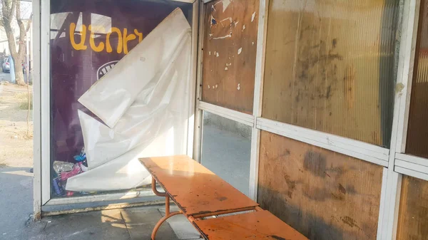 Yrevan, Ermenistan-Novembre 10, 2021: Vandallar bir reklam pankartının camını kırdılar ve içki kutularını oraya attılar. Şehrin kirliliği yüzünden. Kırık cam. Kamu malı.