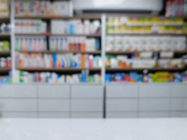 Eczanede bulanık ilaç izleri olan eczane tezgahı. Eczane işi. Tıbbî ticaret. Tedavi için ilaçlar. Sağlık ve İlaç.