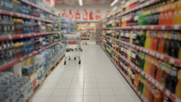 Wazige Achtergrond Van Goederen Supermarkt Planken Met Producten Voedingsproducten Voedselkosten — Stockfoto