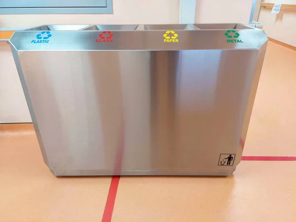 Hastanede geri dönüşüm için metal çöp konteynırı. Metal, plastik, kağıt ve cam için bir kutu. Çevresel farkındalık. Atık geri dönüşümü kavramı. Çevre dostu kavram. Dünyayı kurtar..