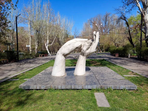 Yerevan Armenia Abril 2022 Estatua Amistad Armenio Italiana Manos Amistad —  Fotos de Stock