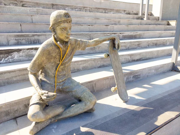 Yerevan Armenia Kwiecień 2022 Statuetka Chłopca Deskorolce Siedzącego Słuchającego Muzyki — Zdjęcie stockowe