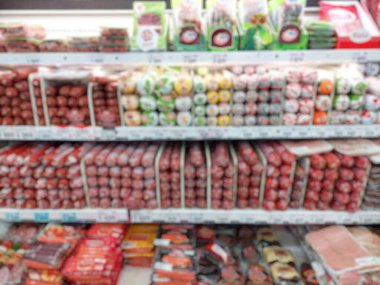 Et, süpermarket, kasap dükkanı. Raflarda sosisler. Rafta sosisler var. Süpermarkette et torbaları. Markette et reyonu. Süpermarketin soğutulmuş bölümünde paketlenmiş et satılıyor. Jambon.