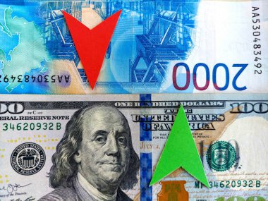 Rublonun düşüşü. Doların büyümesi. Rusya ve Amerika 'nın kağıt banknotları. Yeşil ok yukarıyı gösteriyor. Kırmızı ok aşağı işaret ediyor. Büyüme konsepti, dolar, ruble düşüşü