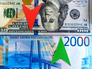 Rublonun düşüşü. Doların büyümesi. Rusya ve Amerika 'nın kağıt banknotları. Yeşil ok yukarıyı gösteriyor. Kırmızı ok aşağı işaret ediyor. Büyüme konsepti, dolar, ruble düşüşü