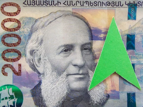Ermeni tiyatro kursunu yükseltme konsepti. 20.000 dram banknotunun bir parçası. Yeşil ok yukarıyı gösteriyor. Makro fotoğraf. Ermenistan para biriminin parasal dolaşımı.