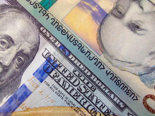Yarı Amerikan parası ve Ermeni parası, Ermenistan 'ın 20.000 doları ve bizim 100 dolarımız. Döviz bürosu. Ermeni dramları ve Amerikan doları. Paranın arkaplanı