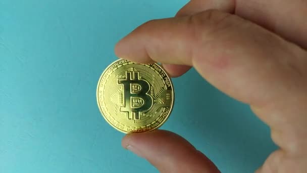 Bitcoin Mão Uma Moeda Física Moeda Digital Criptomoeda Uma Moeda — Vídeo de Stock