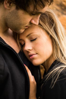 genç, çekici bir çift romantik, yumuşak anı. Oldukça sevimli kız gözlerini kapatma