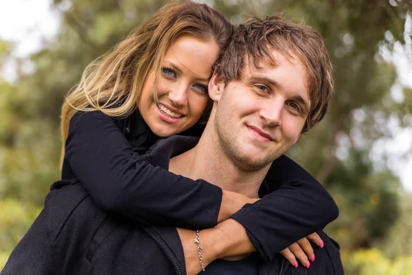 Jovens felizes atraente casal retrato, sorrindo em ambiente ao ar livre — Fotografia de Stock