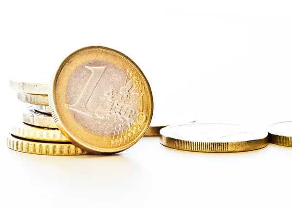 bir euro-sikke üzerinde beyaz izole