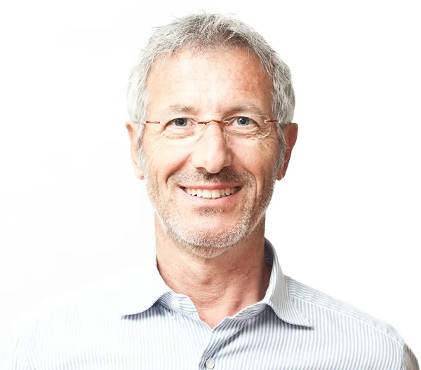 Exitoso elegante sonriente hombre casual madura retrato aislado sobre fondo blanco — Foto de Stock