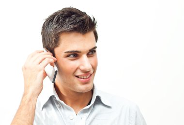 Akıllı telefonu olan genç bir adam.