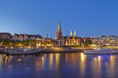 Bremen, Almanya - schlachte riverside ve martini-akşam kilisede