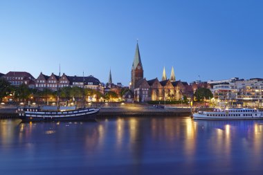 Bremen, Almanya - schlachte riverside ve martini-akşam kilisede
