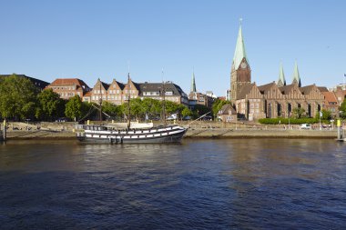 Bremen, Almanya - martini-kilise ve schlachte riverside