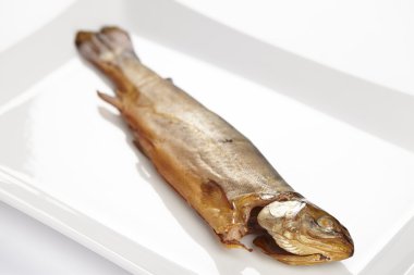 Tütsülenmiş alabalık