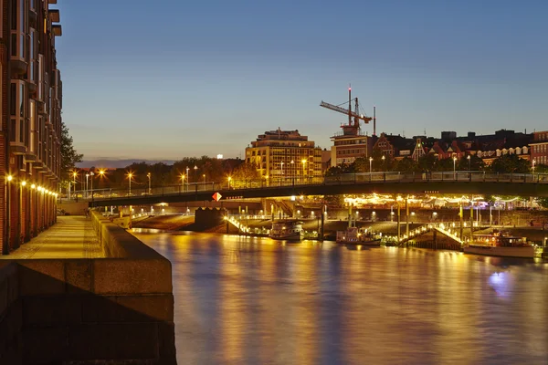 Bremen, Německo - řeky weser, teerhof a schlachte-riverside večer — Stock fotografie