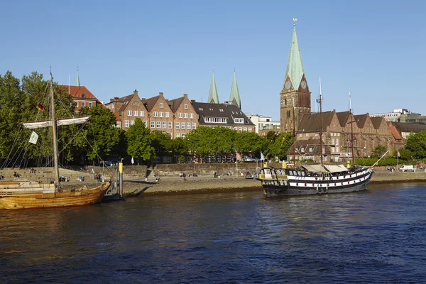 Bremen, Almanya - martini-kilise ve schlachte riverside — Stok fotoğraf