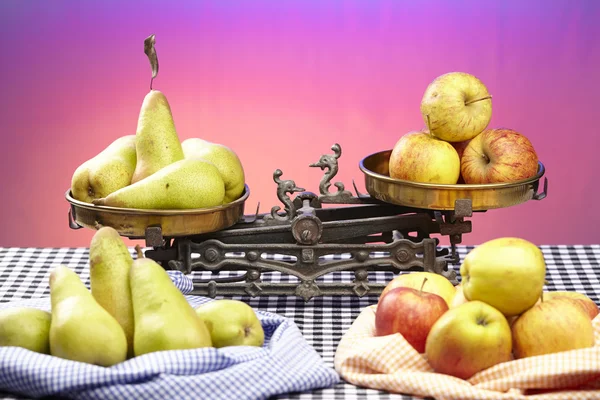 Compare apples to pears — Stock Photo, Image