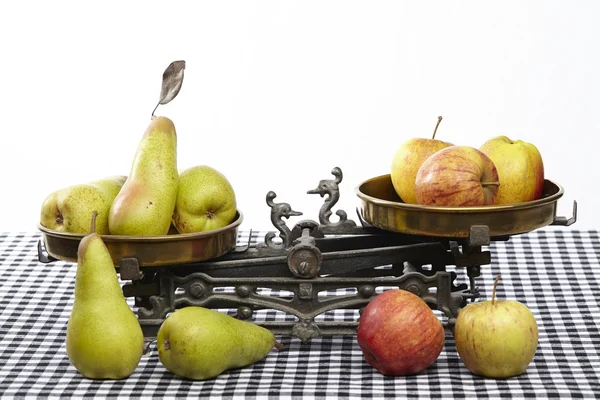 Compare apples to pears — Stock Photo, Image