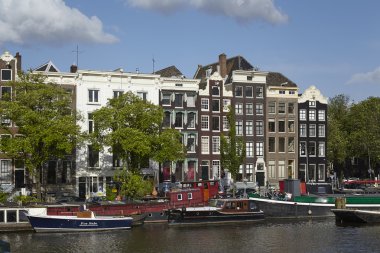 Amsterdam, Hollanda - eski evlerin bir kanalında